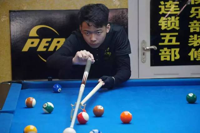 而她们略显 而她们略显